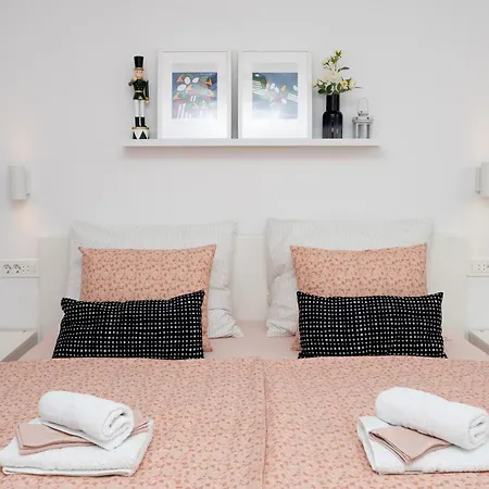 Sweet Cherry Apartment Split