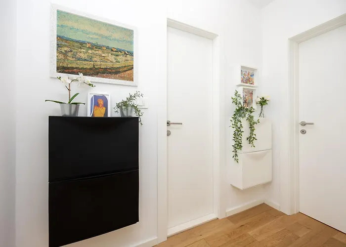 Sweet Cherry Apartment Split