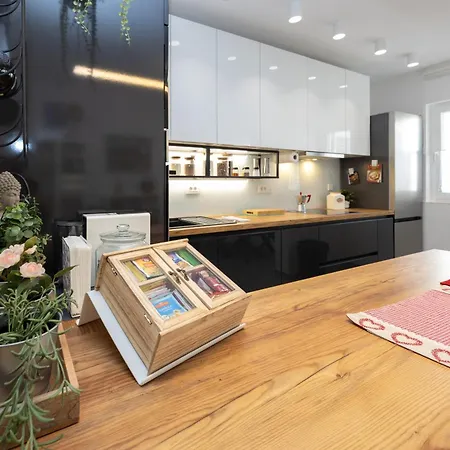 Sweet Cherry Apartment Split